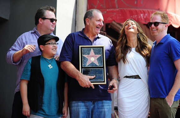 Edas O'Neillas (centre) su aktoriais iš serialo „Moderni šeima“