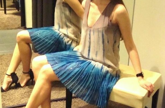 Tinklaraštininkė Deimantė Bulbenkaitė žvalgosi išleistuvių suknelės