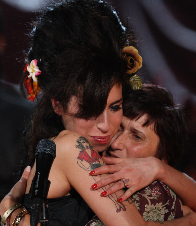 Amy Winehouse su mama / GETTY nuotrauka 