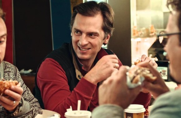 tarp-musu-berniuku-2016-kokia-ji-lovoje-stebek-ka-ji-valgo-mcdonalds