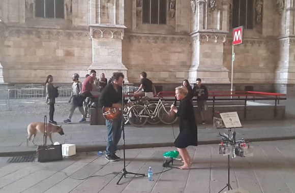 amazing-jam-session-a-girl-randomly-joins-street-musician-for-a-spontaneous-jam