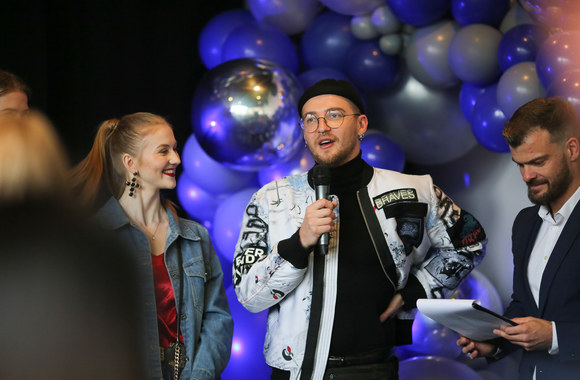 Žymūs žmonės turėjo galimybę tapti unikalaus meno dalimi/Organizatorių nuotr.