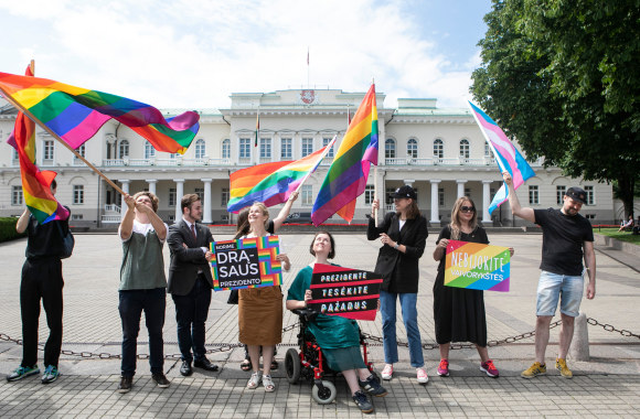 LGBT bendruomenės rengiama simbolinė prezidento padrąsinimo akcija – piketas, kurio metu prezidentui Gitanui Nausėdai norima priminti rinkiminės kampanijos metu duotą pažadą įsisegti vaivorykštės spalvų ženklelį/ Pauliaus Peleckio „ŽMONĖS Foto“ nuotr.