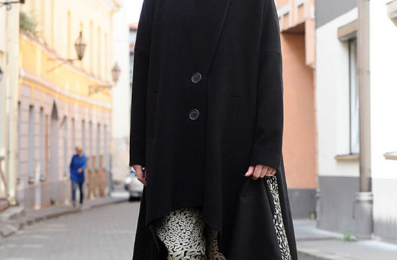 Nerija Makarskaitė-Ivanauskas demonstruoja Lilijos Larionovos drabužius