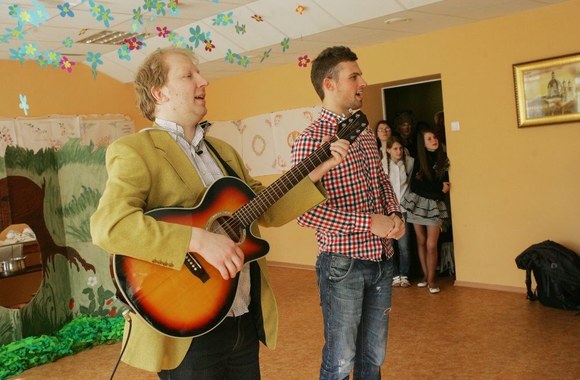 Akcijos „Skaitymas balsu Lietuvos vaikų globos namuose“ metu skambėjo ir dainos.