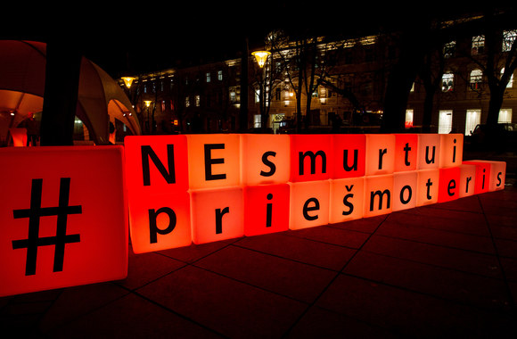 Vilniaus pastatai nušvito oranžine spalva