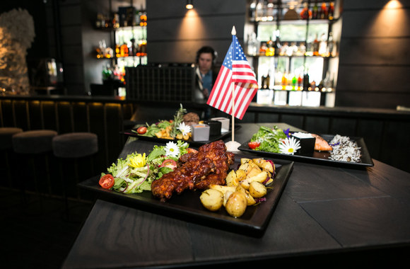 Vakarėlio Vilniaus restorane-bare „Wall Street Avenue“ akimirkos