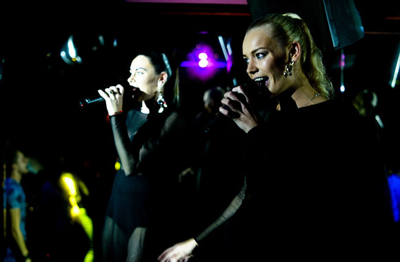 „Pinup Girls“ koncerto akimirka