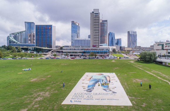 Vilniuje prie Baltojo tilto milžiniškas Algio Kriščiūno portretas