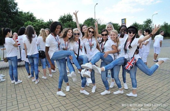 Laura Martinkutė su kitomis konurso dalyvėmis