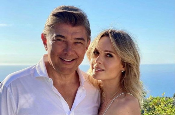 Susižadėjo Asta Valentaitė ir Glenas Manchesteris / Socialinių tinklų nuotr.