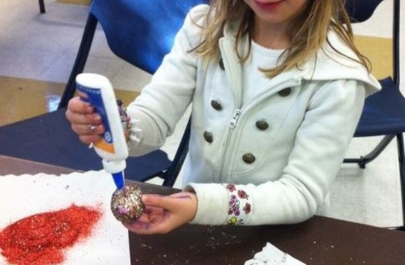 Margučių puošimo akimirka