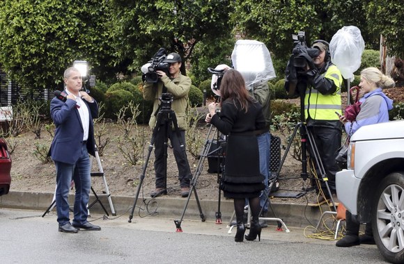 Svečiai renkasi į atsisveikinimo su Debbie Reynolds ir Carrie Fisher ceremoniją
