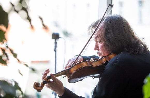 Sergejus Krylovas griežė iš Filharmonijos balkono/Irmanto Gelūno/„ŽMONĖS Foto“ nuotr.