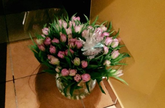 Mia kas vakarą gauna po gėlių puokštę