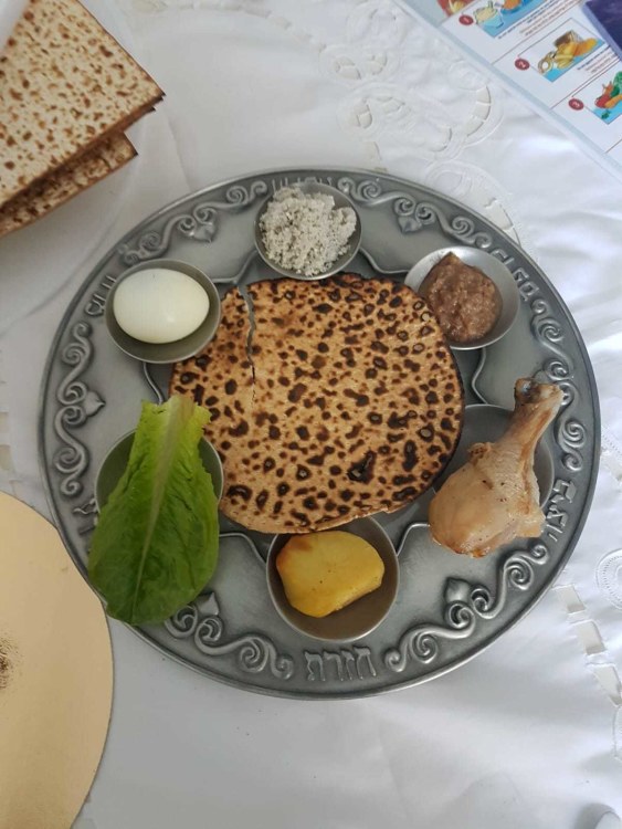 Prie Pesacho stalo valgoma iš kearos – tradicinės sederio lėkštės
