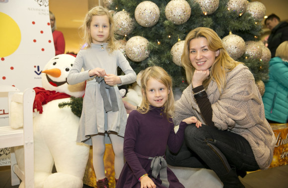 Eglė Žiūkaitė su dukromis Egle ir Ieva