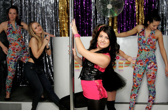 „Pole Dance“ entuziastai pabrėžia, kad tai ne striptizas, o profesionalūs šokiai aplink stulpą.