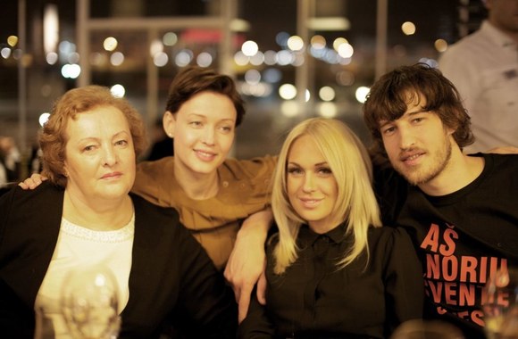 Simas Jasaitis su mama Regina (kairėje), sese Aiste ir mylimąja Oksana Pikul
