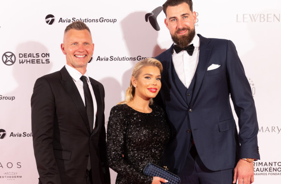 Rimantas Kaukėnas ir Jonas Valančiūnas su žmona Egle / Gretos Skaraitienės nuotr.