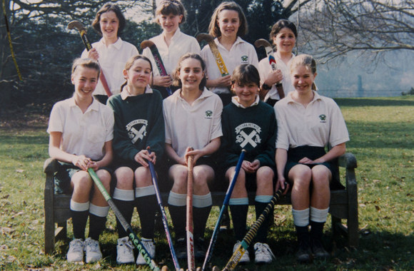 Kate Middleton mokykloje (sėdi centre) su bendraklasėmis