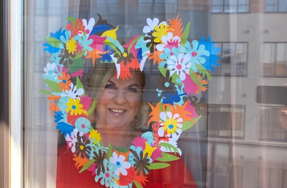 Nijolės Narmontaitės sugalvota akcija – gėlės languose medikams/ Asmeninio albumo nuotr.