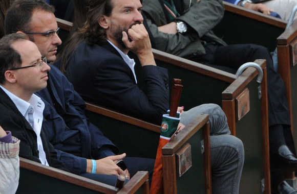 Rašytojas Fredericas Beigbederis (centre) stebi teniso varžybas