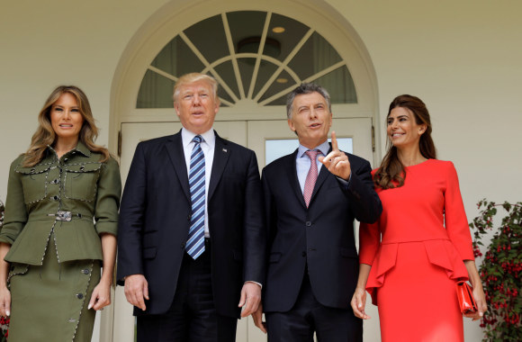 JAV prezidentas Donaldas Trumpas su žmona Melania priėmė Argentinos prezidentą Mauricio Macri su žmona Juliana Awada