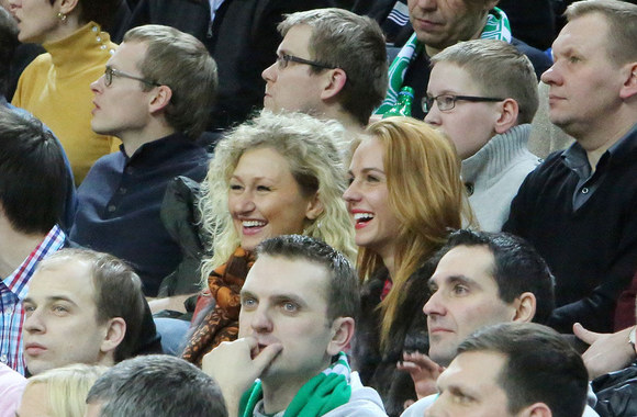 Indrė Kavaliauskaitė (dešinėje) su drauge