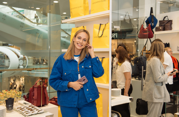 Nauja parduotuvė priviliojo žinomas moteris