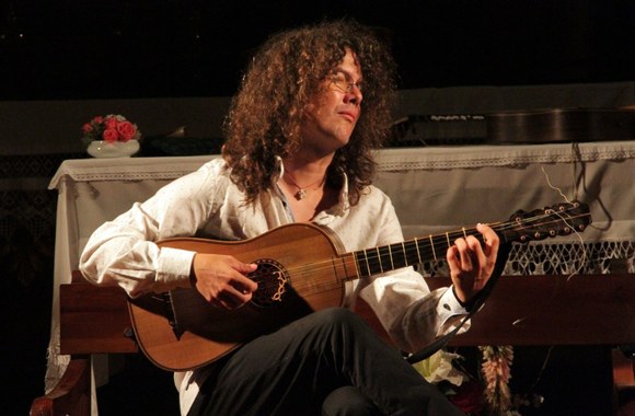 Gitaristas E.Solinis su savo ansambliu papasakos vieną „Dekmerono“ istorijų.