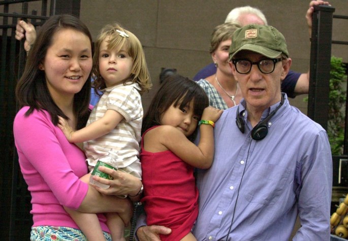 Woody Allenas su žmona Soon-Yi Previn ir įdukromis Bechet bei Manzie / AOP nuotr.