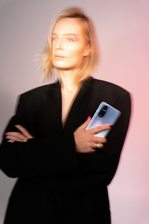 Simona Burbaitė ir  „Huawei“ išmanusis telefonas „nova 9“ / Monikos Rukaitės nuotr.