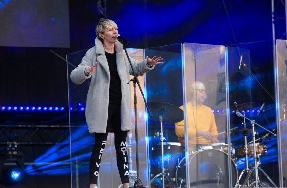 Giedrės Kilčiauskienės ir grupės pasirodymas Paluknio aerodrome/ Gretos Skaraitienės „ŽMONĖS Foto“ nuotr.