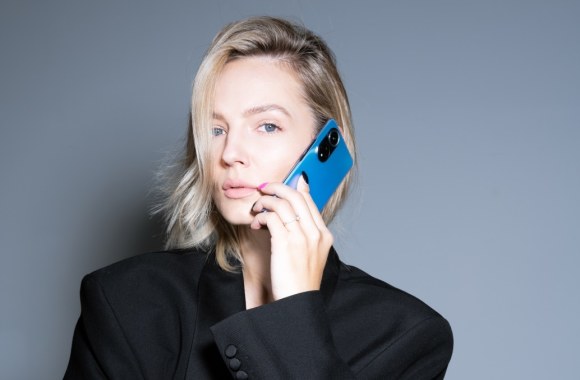 Simona Burbaitė ir  „Huawei“ išmanusis telefonas „nova 9“ / Monikos Rukaitės nuotr.