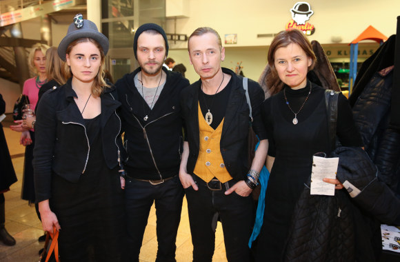 Giedrius Šarkauskas (antras is dešinės) su seserimi Aušra ir dukra Rūta