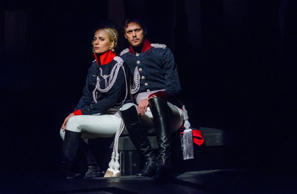 Inga Jankauskaitė ir Arnoldas Eisimantas spektaklyje „Karalienė Luizė“ / Klaipėdos dramos teatro nuotr.