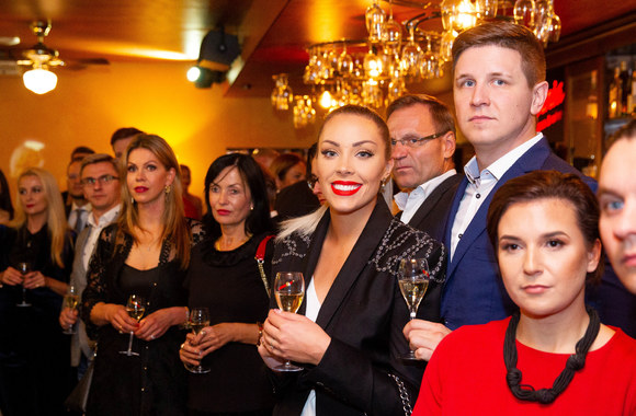 Antradienio vakarą gurmanai rinkosi į 6-ąjį austrių gliaudymo čempionatą