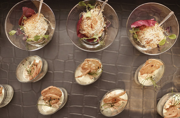 Vestuvių apdovanojimų akimirka