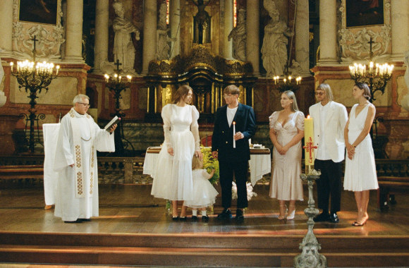 Monikos Kazakevičiūtės-Kriščiūnienės ir Jono Kriščiūno dukros Umos krikštynų akimirka / Vilmos Aliukonytės nuotr.