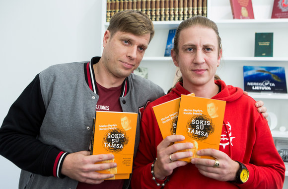 Mariaus Repšio ir Karolio Petrylos knygos „Šokis su tamsa“ pristatymo akimirka