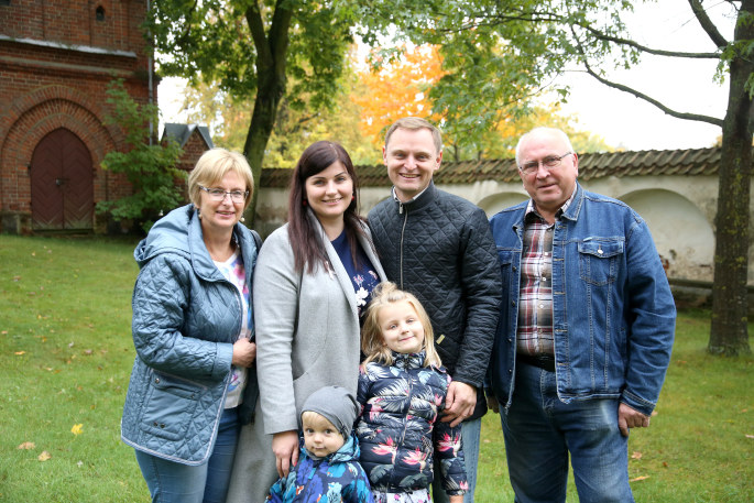 Liudas Mikalauskas su šeima ir žmonos Sigitos tėvais / Asmeninio albumo nuotr.