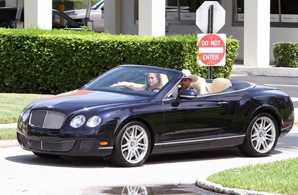 Jennifer Lopez ir Jasonas Stathamas automobilyje