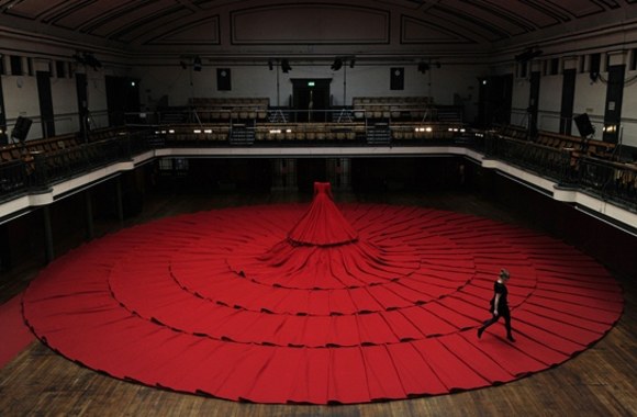 „Raudona suknelė“