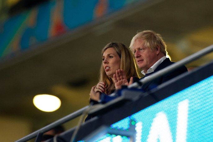 Borisas Johnsonas su žmona Carrie Symonds „Wembley“ stadione per „Euro 2020“ finalą, kuriame Anglija pralaimėjo Italijai / Scanpix nuotr.