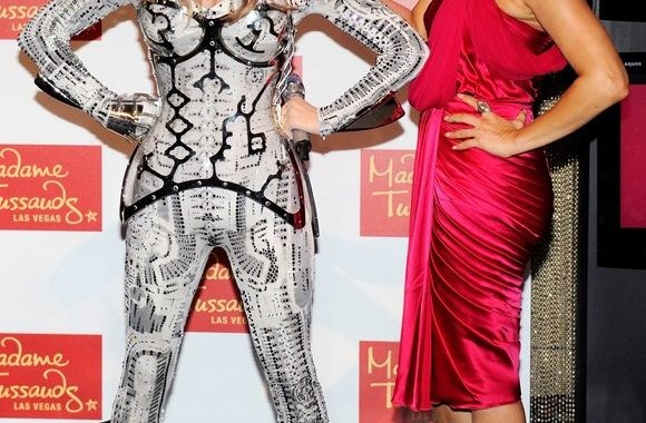 Fergie šalia savo vaškinės figūros