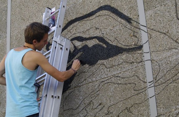 Jurgis Tarabilda piešia ant sienos