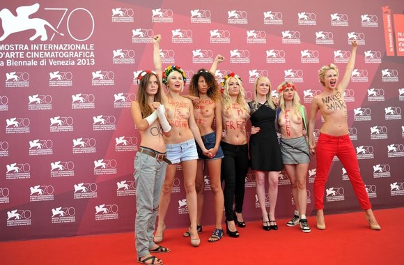 Kitty Green (juoda suknele) su „Femen“ aktyvistėmis Venecijos kino festivalyje