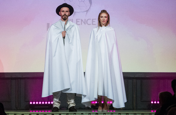 Podiumu žengė kurtieji: pristatyta svarbią žinutę visuomenei siunčianti „Made in Silence“ kolekcija