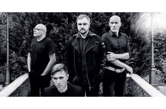 Grupė "Kiti kambariai": Arnoldas Lukošius – klavišiniai, Žilvinas Sebeika – vokalas, gitara, Algis Kriščiūnas – būgnai, Darius Burokas – bosinė gitara